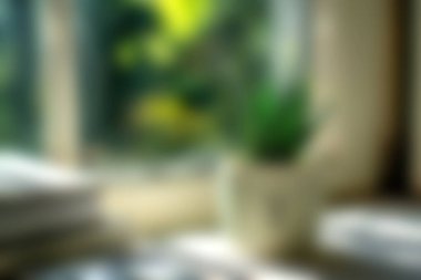 Bulanık yeşil bir bitkinin olduğu sakin bir iç mekan. Yumuşak doğal ışık pencereden içeri akıyor ve rahatlatıcı bir atmosfer yaratıyor..