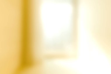 Parlak ışık açık bir pencereden yavaşça süzülür, yumuşak bulanık bir iç uzayda rahatlatıcı ve sıcak bir atmosfer yaratır..