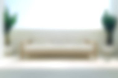 Huzurlu, modern bir oturma odası keşfedin. Konforlu bir bej kanepe ve şık iç mekan bitkilerinden oluşan, davetkar ve huzurlu bir atmosfer yaratan bir oda..