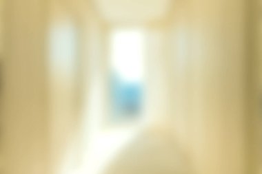 Sakin ve yumuşak odaklı bir koridor manzarası sakin bir atmosfer yaratıyor. Işık oyunu minimalist tasarım konseptini geliştirir, sakin enerjiyi davet eder..