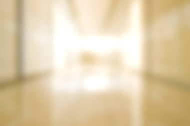 Sıcak ışıklandırmalı bulanık bir koridor modern bir iç mekanda davetkar bir atmosfer yaratır. Sükunet, zarafet ve minimalizm temaları için ideal.