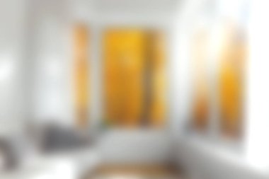 Parlak ve davetkar bir yaşam alanı. Sıcak güneş ışığı getiren büyük pencereler. Rahatlamak ve rahatlamak için mükemmel sakin bir atmosfer yaratıyor..