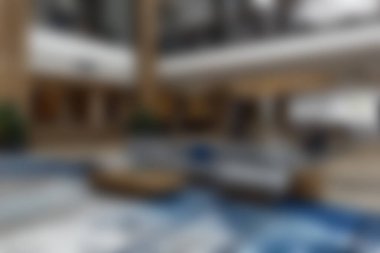 Modern oturma düzenleri, sanatsal dekorasyonlar ve sakin bir ortam içeren şık bir otel lobisi, rahatlama ve sosyal toplantılar için mükemmel..