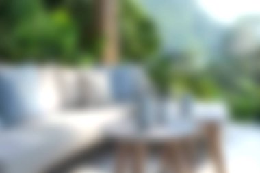 Yumuşak yastıklı ve şık bir masası olan rahat bir açık hava oturma alanı. Rahatlamak için mükemmel. Bereketli yeşilliklerle çevrili, sakin bir atmosfer yaratır..