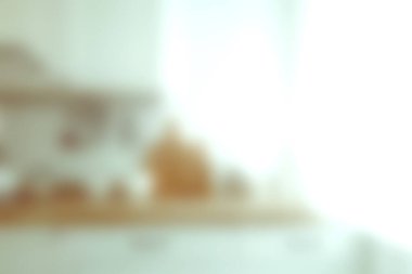 Yumuşak doğal ışığın, minimalist dekorun ve sıcak bir atmosferin olduğu güzel, parlak bir mutfak. Mutfak ilhamı için mükemmel..