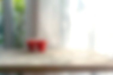 Bu yumuşak odak görüntüsü, parlak bir kapalı arkaplan karşısında kırmızı bir nesneyi serin ve sıcak bir atmosfer oluşturur. Minimalist projeler için ideal.