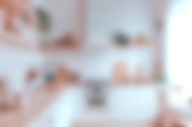 Samimi ve parlak bir mutfak, ahşap raflar ve doğal bitkilerle minimalist bir tasarım sergiliyor, mutfak maceraları için davetkar ve işlevsel bir alan yaratıyor..