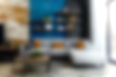 Mavi aksanlı duvarı, rahat koltuğu ve şık dekorasyon unsurları olan modern bir oturma odası. Çağdaş iç tasarım eğilimlerini göstermek için mükemmel.