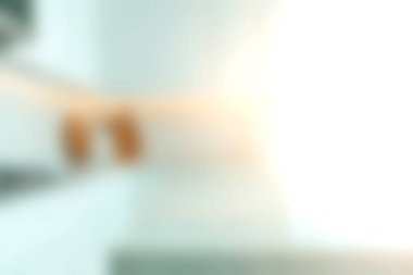 Parlak bir ışık açık bir kapının içinden parlıyor, mekanı aydınlatıyor ve sıcak ve davetkar bir atmosfer yaratıyor. Görüntü umut ve fırsatları çağrıştırıyor..