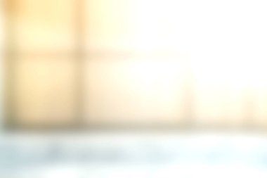 Yumuşak doğal ışıkla yıkanmış, minimalist tasarımla davetkar bir atmosfer yaratan sakin bir kapalı alan. Huzurlu ve huzurlu görseller için ideal..