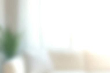 Parlak ve havadar bir oturma odası keşfedin. Minimalist bir dekora sahip, doğal ışık ve şık iç mekan bitkilerine sahip, davetkar bir ortam..