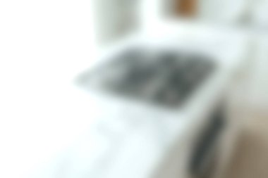 Parlak ve cezbedici modern mutfak, gösterişli aletler, mermer tezgah, çağdaş tasarım ve hoş bir atmosfer için bol miktarda doğal ışık..