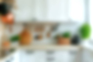 Parlak ve davetkar bir modern mutfak bitkiler ve sıcak bir atmosfer. Doğal ışık taze, minimalist tasarımı geliştirir, rahat bir pişirme alanı yaratır..