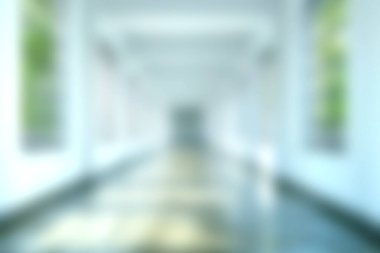 Bu görüntü, minimalist mimari ve sakin ortamları resmetmek için ideal, yumuşak odaklı parlak ve havadar bir modern koridora sahiptir..