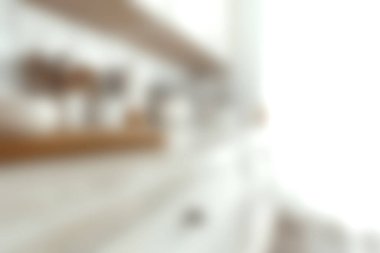 Sakin bir mutfağın bulanık bir görüntüsü minimalist tasarım, doğal ışıklandırma ve yumuşak dokular. Modern ev dekorasyonu için mükemmel.