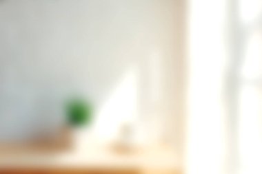 Bu görüntü, yumuşak ışıkla dolu, doğal elementler ve minimalist dekorlarla dolu sakin bir iç mekan görüntüsü yakalıyor. Tasarım için mükemmel..