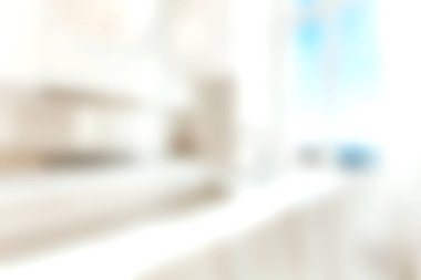 Parlak ve modern bir mutfak tasarımı beyaz dolaplar ve geniş doğal ışık ile açık bir alan düzeni sergiliyor. Ev tasarımı için ideal.