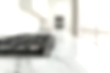 Modern mobilyaların ve geniş pencerelerin bulunduğu gösterişli ve parlak bir oda, rahatlama ve sanatsal ilham için mükemmel uyumlu bir atmosfer yaratıyor..