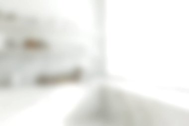 Yumuşak, bulanık bir arka plan, doğal ışıkla yıkanmış modern minimalist bir banyonun özünü yakalar. Huzurlu tasarım gevşemeyi ve sükuneti davet ediyor, temiz çizgiler ve beyaz tonlar vurgulanıyor.