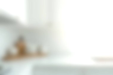 Parlak ve modern bir mutfak, minimalist dekorlar ve doğal ışıkla geliştirilmiş rahat bir atmosfer, çağdaş ev tasarımı için mükemmel..