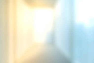 Yumuşak ışık ve bulanık bir perspektifle dolu rüya gibi bir koridor sanatsal projeler veya arka plan sahneleri için mükemmel sakin bir atmosfer yaratır..