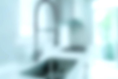 Pürüzsüz aletleri ve doğal ışığı olan minimalist bir estetiği olan güzel tasarlanmış bir mutfak aşçılık yaratıcılığı için davetkar bir ortam yaratıyor..