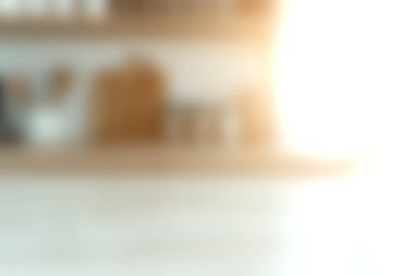 Yumuşak odaklı bir mutfak, ahşap aksesuarlar ve sıcak doğal ışık. Bu görüntü sakin ve davetkar bir atmosferi çağrıştırıyor. Yemek ve toplanma için mükemmel..