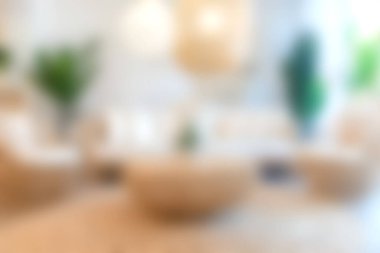 Yumuşak dokuları, yemyeşil bitkileri ve doğal ışığı olan rahat bir minimalist oturma odası. Bu davet yeri rahatlamak ve rahatlamak için mükemmel..