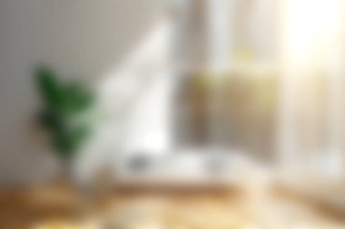 Ahşap bir masanın üzerinde yeşil bir bitki bulunan güzel aydınlatılmış bir iç mekan. Güneş ışığı pencereden süzülür, sakin ve davetkar bir atmosfer yaratır. Rahatlamak ve rahatlamak için mükemmel..