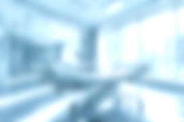 Bu yumuşak odaklı resim, klinik muayene odasında, temizliği ve profesyonel tasarımı ön plana çıkaran parlak ve modern bir sağlık ortamını sergiliyor..