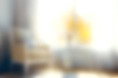 Bu yumuşak odaklı görüntü, modern mobilyalar ve doğal ışıkla dolu parlak ve davetkar bir oturma odası alanı yakalıyor ve sıcak bir atmosfer yaratıyor..