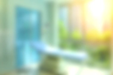 Hasta bakımı ve iyileşme için sakinleştirici bir ortam sağlamak üzere tasarlanmış modern tıbbi ekipmanların bulunduğu parlak bir hastane odası..