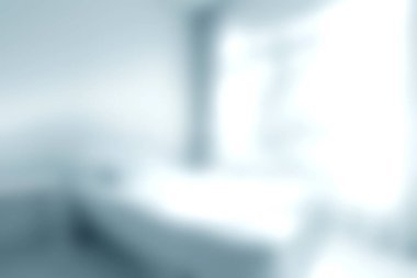 Doğal ışık, minimalist tasarım ve rahatlatıcı renklerin yer aldığı parlak ve havadar bir banyonun sakinliğini hissedin..