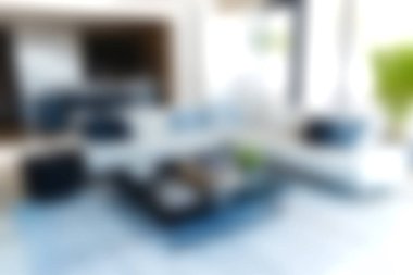 Zarif mobilyaların, bol doğal ışığın ve canlı dekorun olduğu güzel tasarlanmış modern bir oturma odası. Konfor ve konfor sergilemek için mükemmel.