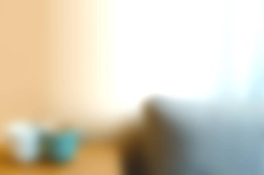 Yumuşak doğal ışık ve minimalist dekorun yer aldığı sakin bir oturma odası, rahatlama ve rahatlama için rahat bir atmosfer yaratmak için mükemmel..