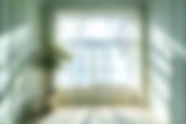 Yumuşak, bulanık bir pencerenin, rahat bir odayı aydınlatan ışık ışınlarının yer aldığı sakin ve nazik bir sahne. Bir ev ortamında sükunetin, sıcaklığın ve rahatlığın ideal temsilidir..