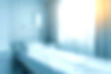 Yumuşak odaklı, doğal ışıkla dolu bir yatak odası. Rahatlamayı ve sükuneti teşvik eden minimalist bir tasarım sergiliyor..