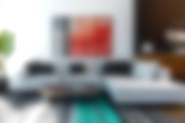 Rahat bir kanepe, sanatsal bir duvar dekoru ve canlı renkleri olan modern bir oturma odası, şık ev estetiği ve rahatlama için mükemmel..