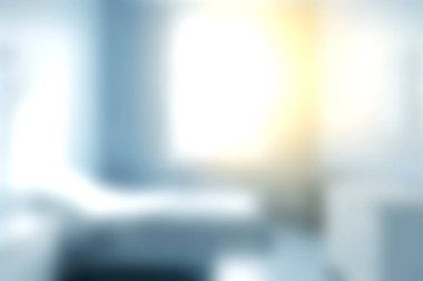 Yumuşak bulanık bir görüntü modern bir odanın penceresinden süzülen doğal ışığı gösteriyor. Rahatlamak ve ilham vermek için mükemmel bir ortam yaratıyor..