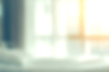 Yumuşak ışıklandırılmış, bulanık bir arka planı olan, rahatlama ve rahatlama için ideal sakin ve sıcak bir atmosfer yaratan modern bir iç mekan..