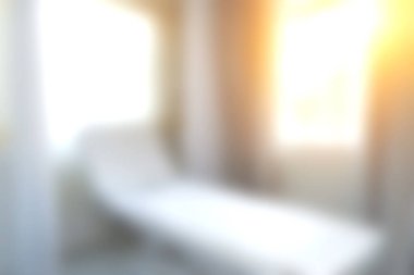 Bu görüntü, pencereden süzülen yumuşak güneş ışığıyla sakin bir iç mekan yakalar. Yumuşak odak, rahatlamak için mükemmel bir atmosfer sağlar..