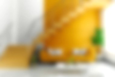 Canlı ve davetkar bir iç mekan. Sarı duvarlar ve ahşap merdivenler. Modern ev dekorasyonu için mükemmel. Parlak ve neşeli tasarım elementleri rahat bir atmosfer yaratır..