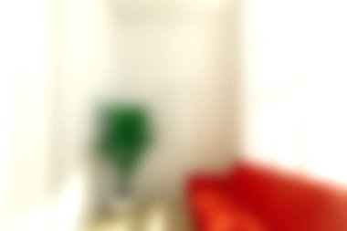 Bu rahat iç mekan, çağdaş yaşam alanları için mükemmel kırmızı bir kanepe ve yeşil bir bitki içeren parlak ve davetkar bir atmosfer yakalıyor..