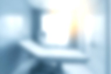 Bu resim, parlak doğal ışıkla dolu modern bir oturma odasının hafif odaklı görüntüsünü yakalıyor. Minimum dekor ve sakin bir atmosferi vurguluyor..