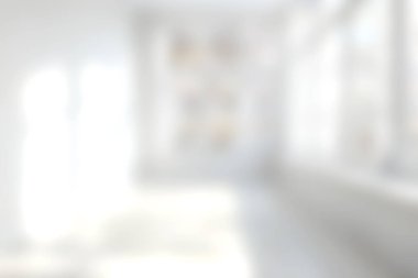 Geniş pencerelerden süzülen yumuşak doğal ışığın yer aldığı parlak ve havadar bir iç mekan. Modern minimalist tasarım rahatlamak ve ilham vermek için mükemmel bir ortam yaratır..