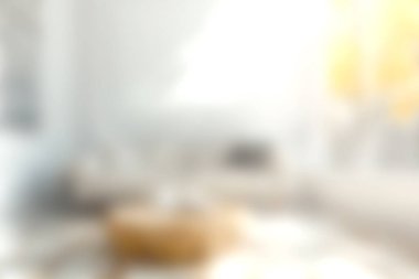 Parlak ve davetkar bir oturma odası şık bir dekor ve doğal ışık, rahatlama ve toplanma için mükemmel. Modern mobilyalar rahat bir atmosfer yaratır..