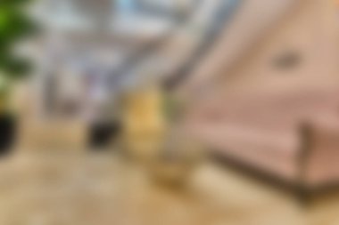 Bu resim, zarif ve sofistike bir otel lobisi sergiliyor, sıcak ışıklandırma ve lüks dekorasyonla. Seyahat ve konukseverlik temaları için ideal.