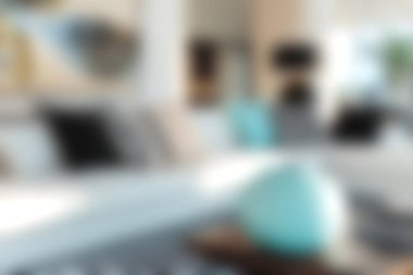 Güzel tasarlanmış modern bir oturma odası şık dekorlar, yumuşak mobilyalar ve canlı aksanlar sergiliyor, davetkar ve rahat bir atmosfer yaratıyor..