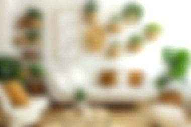 Bu rahat oturma odasında bitkiler ve rahat mobilyalarla aydınlık bir dekor var. Rahatlama ve yaratıcılık için modern ve davetkar bir atmosfer yaratıyorlar..