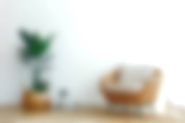 Huzurlu ve davetkar bir oturma odası şık bir koltuk, canlı bir bitki ve hafif bir arka plan, her evde sakinleştirici bir atmosfer yaratmak için mükemmel..